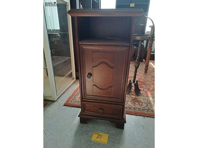 Lot 28 - donkerbruin houten nachtkastje franse stijl met deur en lade - afbeelding 1 van  2