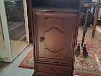 Lot 28 - donkerbruin houten nachtkastje franse stijl met deur en lade