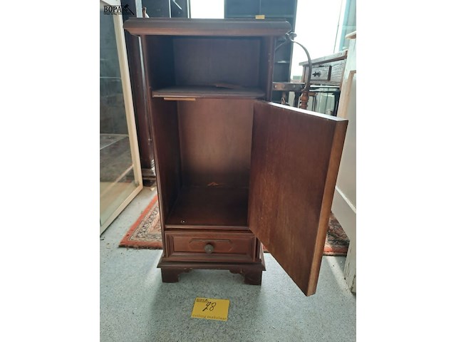 Lot 28 - donkerbruin houten nachtkastje franse stijl met deur en lade - afbeelding 2 van  2