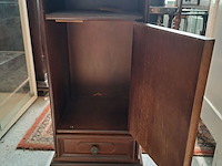 Lot 28 - donkerbruin houten nachtkastje franse stijl met deur en lade - afbeelding 2 van  2