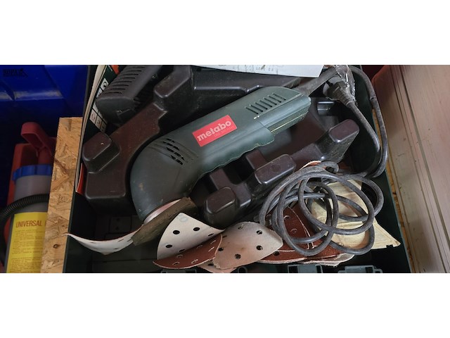 Lot 28 - driehoek schuurmachine metabo in koffer - afbeelding 1 van  1