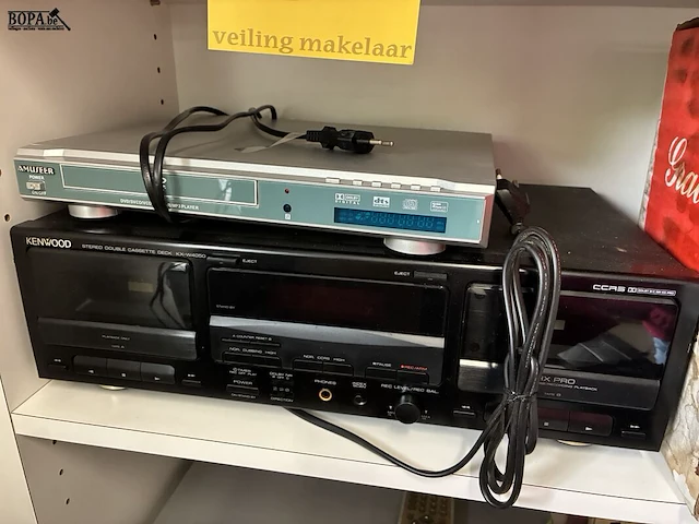 Lot 28 - dvd-speler + casette-speler - afbeelding 1 van  8