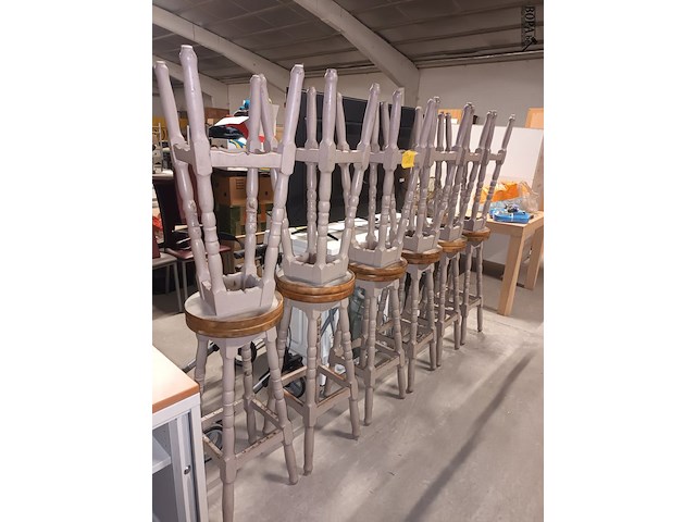 Lot 28 - houten barkruk. 12 stuks - afbeelding 1 van  3