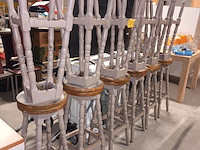 Lot 28 - houten barkruk. 12 stuks