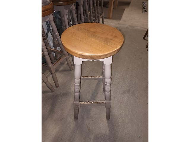 Lot 28 - houten barkruk. 12 stuks - afbeelding 2 van  3