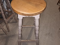 Lot 28 - houten barkruk. 12 stuks - afbeelding 2 van  3