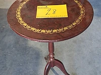 Lot 28 - klassieke guéridon bijzettafel mahoniehout en gouden bloemen