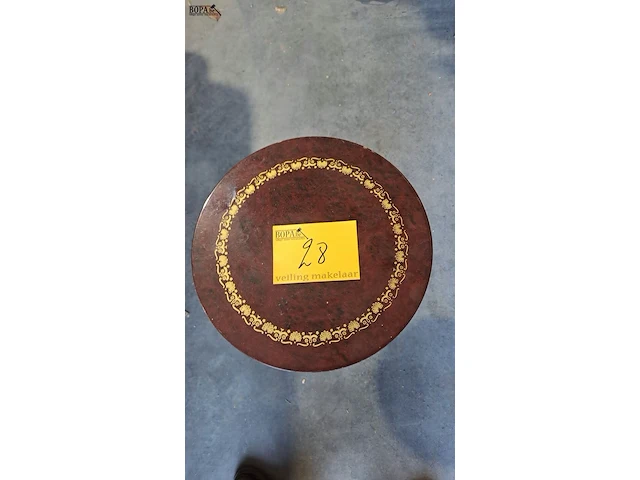 Lot 28 - klassieke guéridon bijzettafel mahoniehout en gouden bloemen - afbeelding 3 van  3