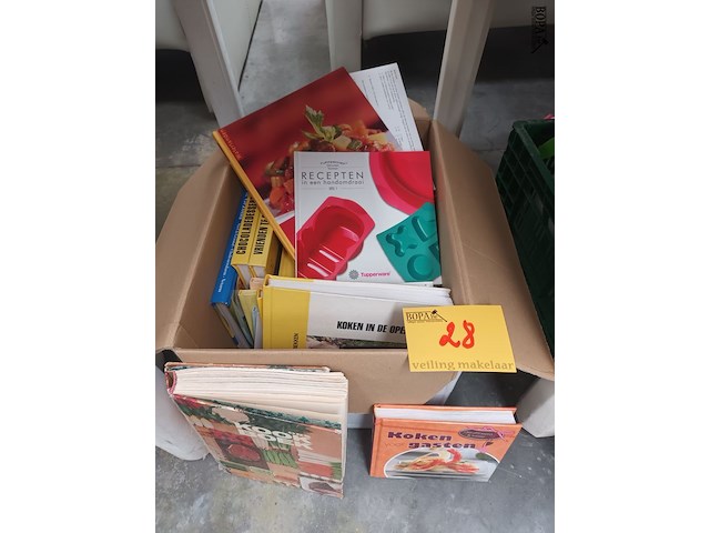 Lot 28 - kookboeken - afbeelding 1 van  4