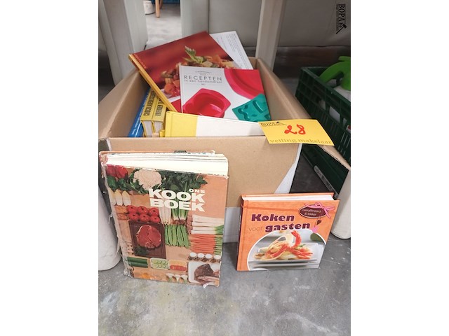 Lot 28 - kookboeken - afbeelding 2 van  4