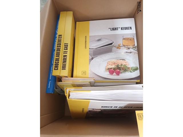 Lot 28 - kookboeken - afbeelding 4 van  4