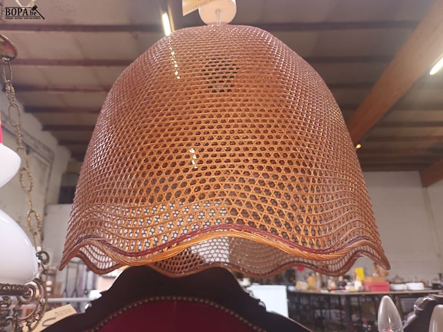 Lot 28 - lampenkap in riet - afbeelding 1 van  3