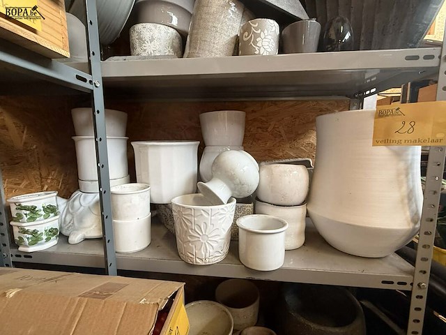 Lot 28 - lot bloempotten diverse maat wit - afbeelding 2 van  2