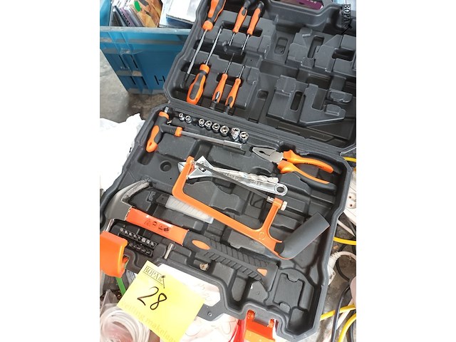 Lot 28 - lot werkmateriaal en gereedschap - afbeelding 8 van  9