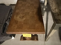 Lot 28 - massieve eikenhouten salontafel, geblokt blad b 45,5 l 75,5 - afbeelding 2 van  4