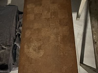 Lot 28 - massieve eikenhouten salontafel, geblokt blad b 45,5 l 75,5 - afbeelding 3 van  4