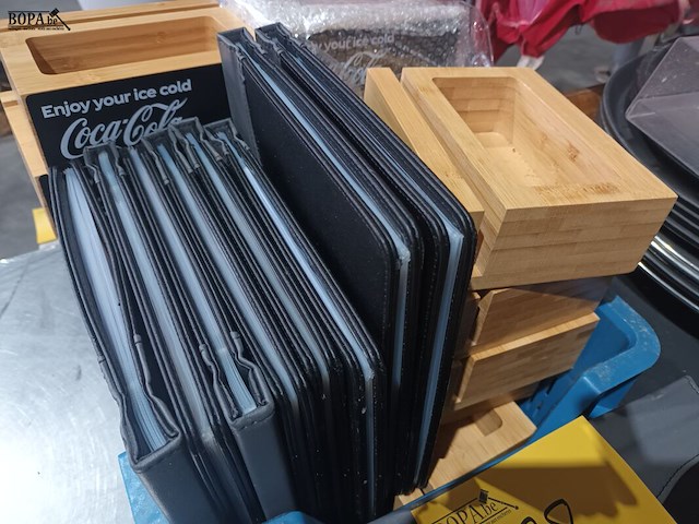 Lot 28 - menuboeken en kaarthouders - afbeelding 3 van  4