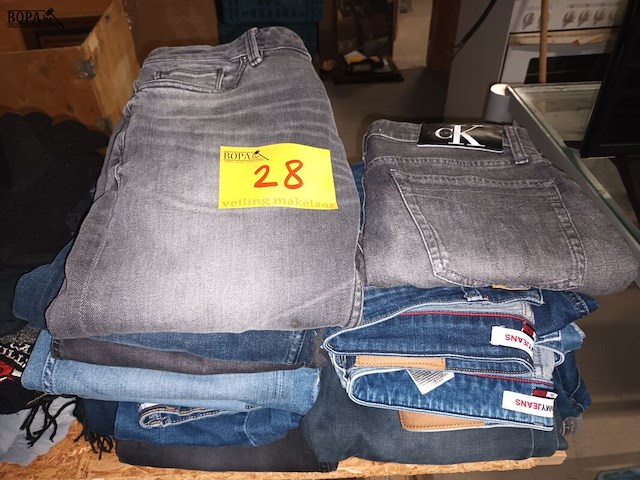 Lot 28 - merkkledij jeans broeken. 19 stuks - afbeelding 1 van  5