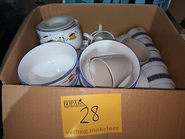Lot 28 - ontbijtservies - afbeelding 1 van  3