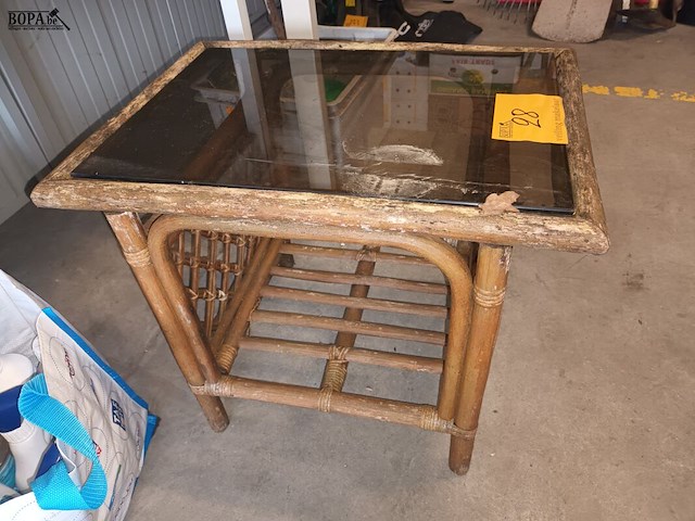 Lot 28 - rotan bijzettafel - afbeelding 2 van  3