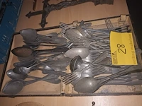 Lot 28 - tinnen lepels en vorken