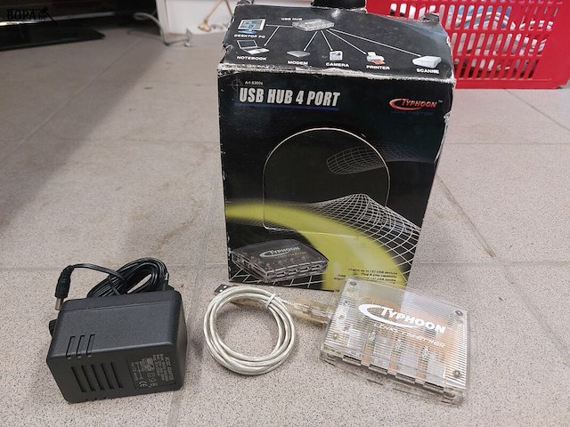 Lot 28 - toetsenborden en usb hub - afbeelding 2 van  3