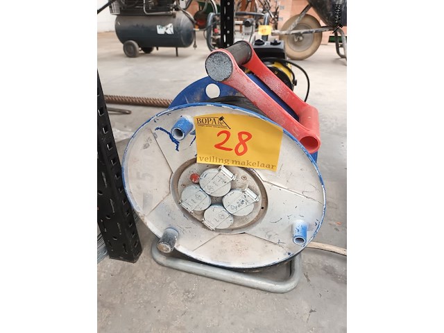 Lot 28 - verlengkabel op haspel - afbeelding 1 van  3