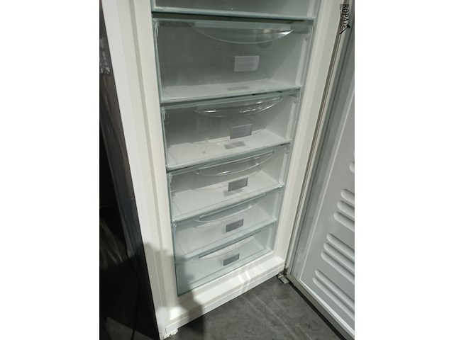 Lot 28 - verticale diepvriezer liebherr - afbeelding 3 van  4