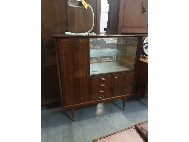 Lot 28 - vintage kast - afbeelding 1 van  8