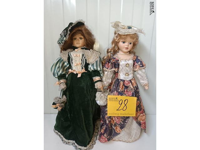 Lot 28 - vintage porseleinen pop. 2 stuks - afbeelding 1 van  6