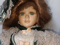 Lot 28 - vintage porseleinen pop. 2 stuks - afbeelding 2 van  6