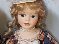 Lot 28 - vintage porseleinen pop. 2 stuks - afbeelding 3 van  6