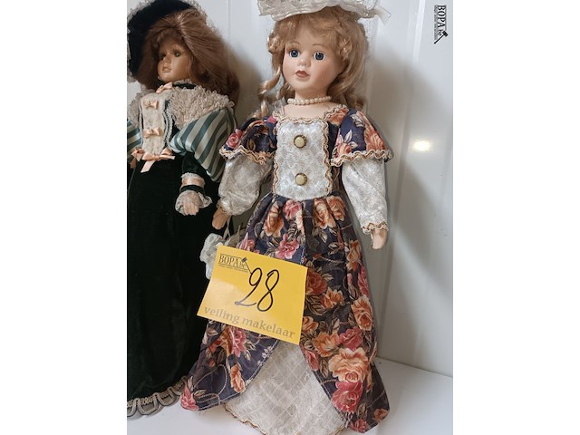Lot 28 - vintage porseleinen pop. 2 stuks - afbeelding 5 van  6