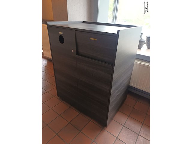 Lot 28 - vuilnisbakken kast - afbeelding 1 van  5