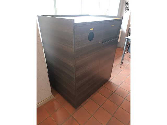 Lot 28 - vuilnisbakken kast - afbeelding 2 van  5