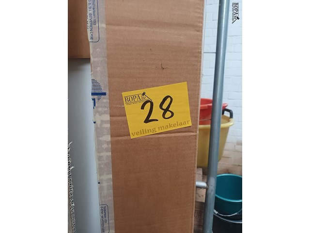 Lot 28 - witte kolomkast - afbeelding 1 van  4