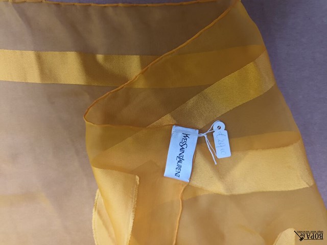 Lot 28 - zijden sjaal yves saint laurent - afbeelding 3 van  3