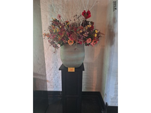 Lot 28 - zuil met bloempot - afbeelding 1 van  3