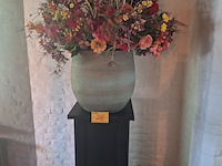 Lot 28 - zuil met bloempot