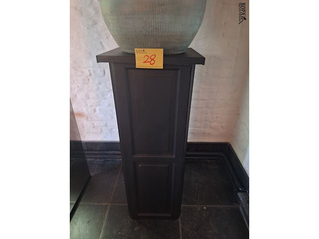 Lot 28 - zuil met bloempot - afbeelding 2 van  3