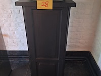 Lot 28 - zuil met bloempot - afbeelding 2 van  3