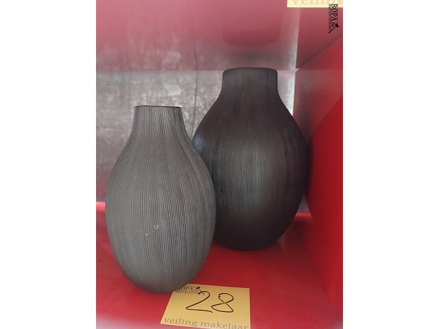 Lot 28 - zwarte decoratieve keramische vazen, 2 stuks - afbeelding 1 van  1