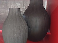 Lot 28 - zwarte decoratieve keramische vazen, 2 stuks