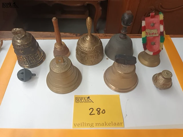 Lot 280 - belletjes. 9 stuks - afbeelding 1 van  3