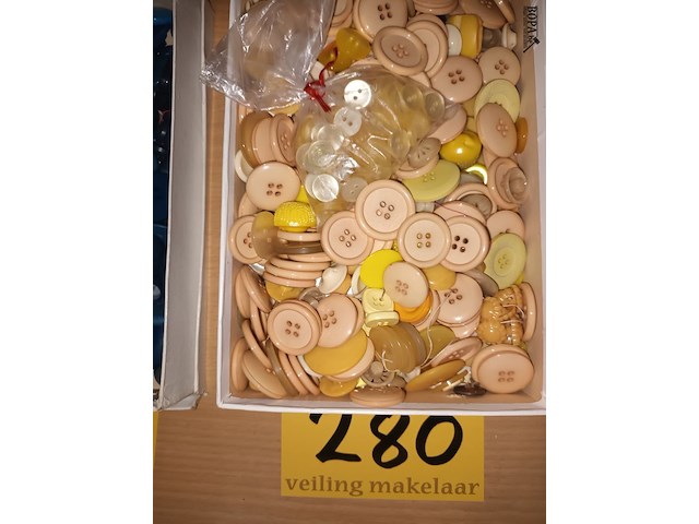 Lot 280 - doos met retro knopen - afbeelding 1 van  2