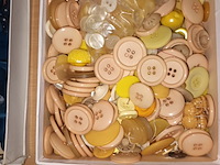 Lot 280 - doos met retro knopen - afbeelding 1 van  2