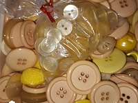 Lot 280 - doos met retro knopen - afbeelding 2 van  2
