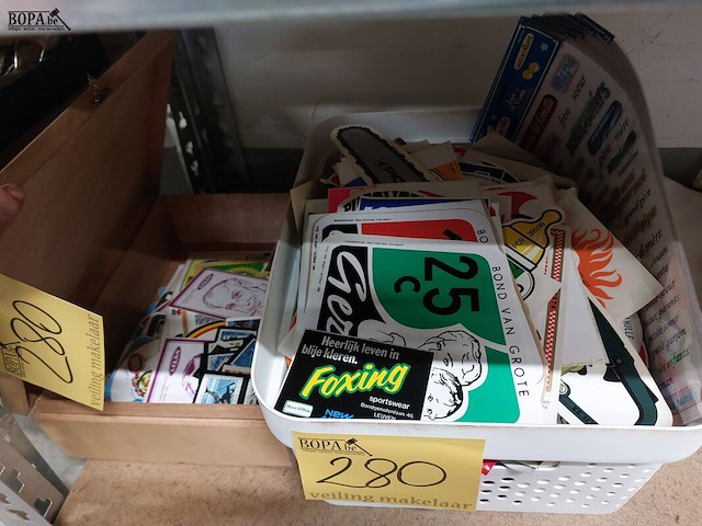 Lot 280 - groot lot diverse stickers - afbeelding 1 van  1