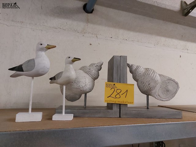 Lot 281 - decoratieve meeuwen en schelp boekensteunen - afbeelding 1 van  1
