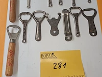 Lot 281 - flessenopeners met reclame. 13 stuks